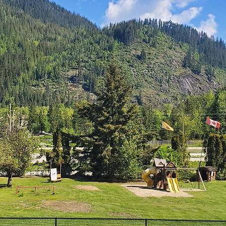 Sicamous Rv & Cabin Resort Malakwa Exterior photo