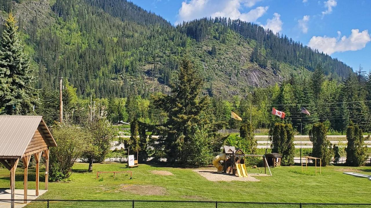 Sicamous Rv & Cabin Resort Malakwa Exterior photo